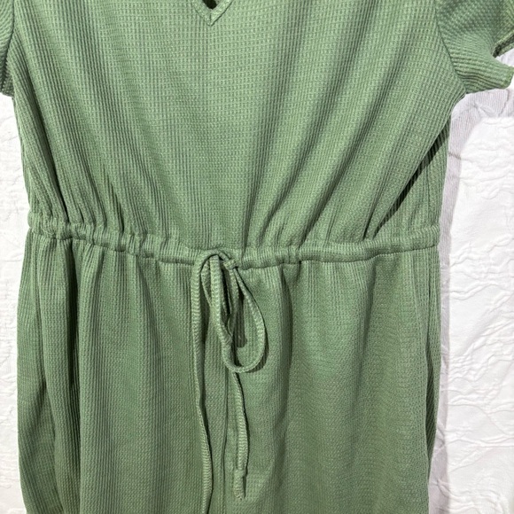 Green Romper With Drawstring 🍁 - Picture 2 of 3